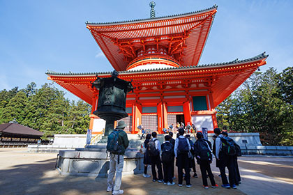 平岩口バス停から三軒茶屋跡へ