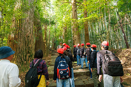 大門坂途中での説明